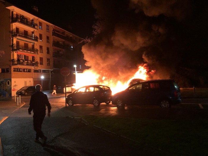 Lau edukiontzi erre dituzte Eskoriatzan, eta kalteak eragin bi autotan