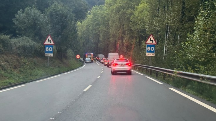 Auto bat irauli da Oñati eta Elorregi artean, eta pertsona bat zauritu da