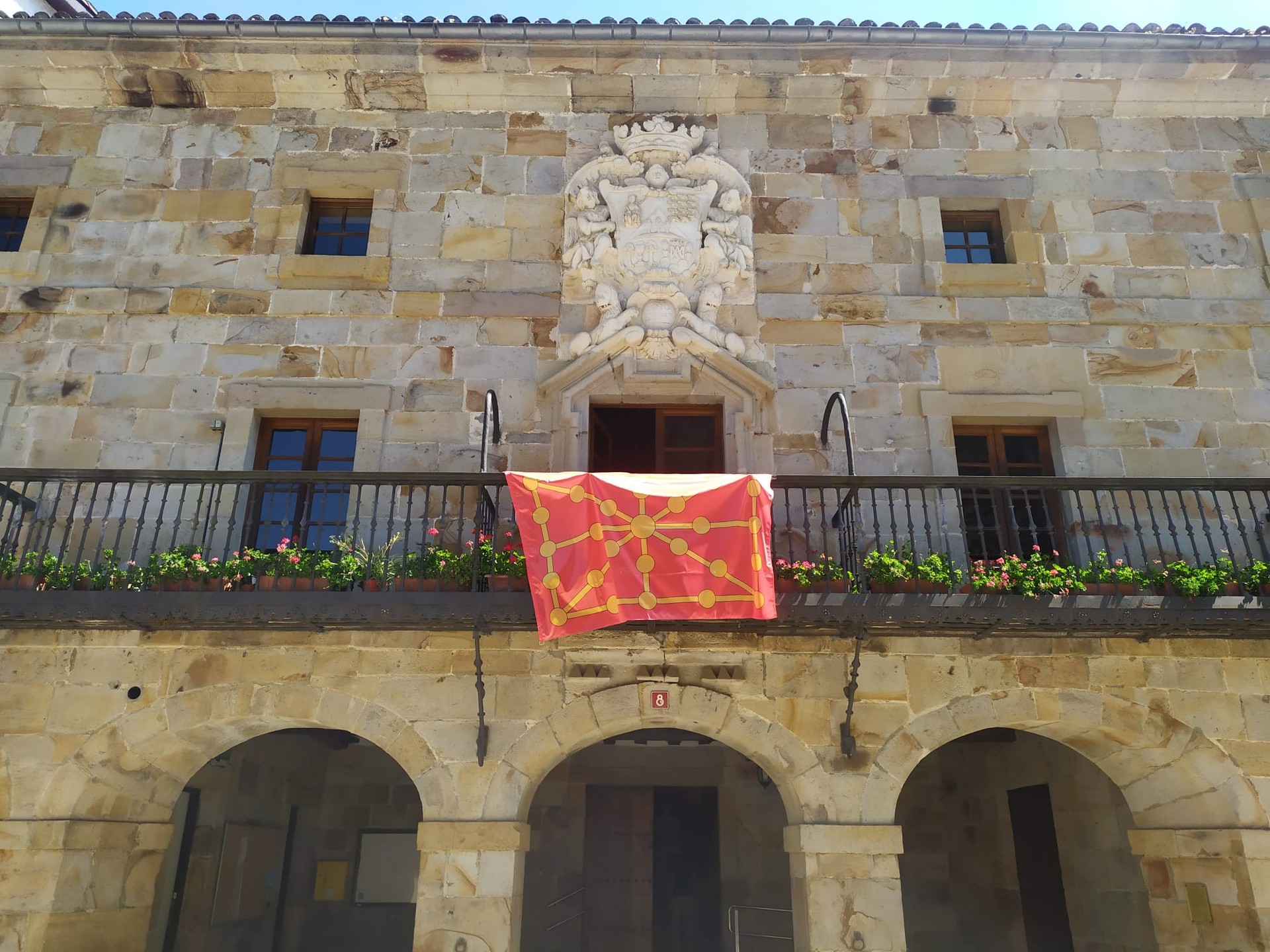 Amaiurko setioa gogoan, Nafarroako bandera jarri dute udaletxeko balkoian