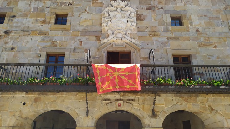 Amaiurko setioa gogoan, Nafarroako bandera jarri dute udaletxeko balkoian