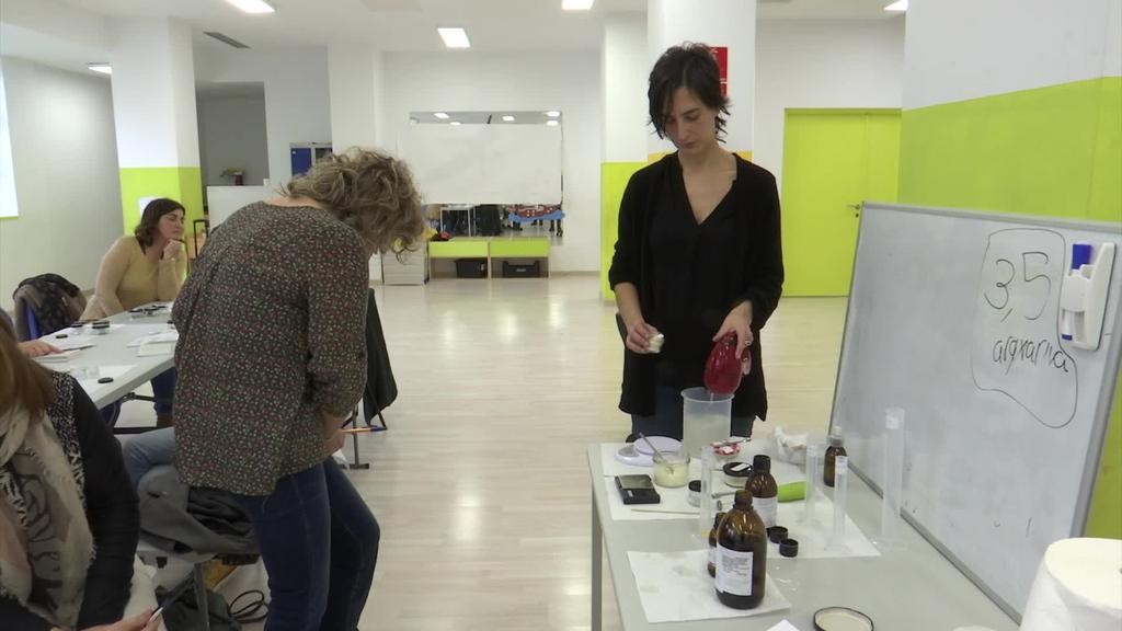 Kosmetika naturala eta grabatua lantzeko aukera, Ekin Emakumeak Elkartearen eskutik