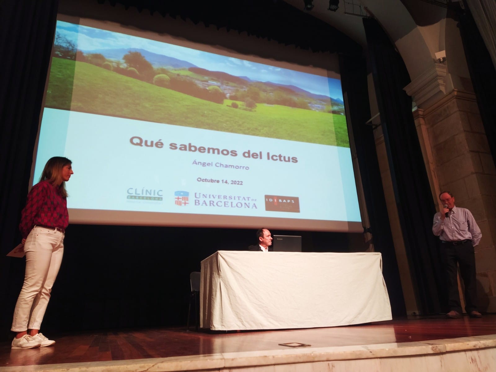 Santa Ana aretoa beteta eman diote hasiera Esperientzia Gelari
