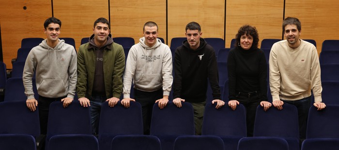 Finalerako txartela eskuratzeko, bertso eskola bereko lagunen arteko lehia sanoa