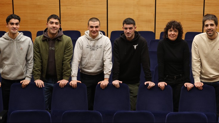 Finalerako txartela eskuratzeko, bertso eskola bereko lagunen arteko lehia sanoa