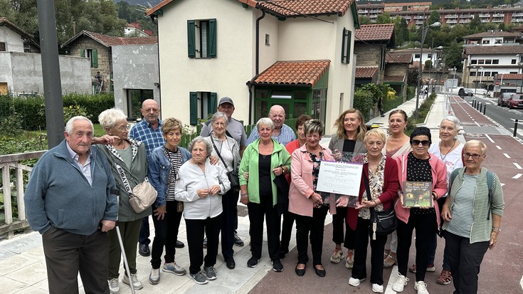 Plaka oroigarri bat jarriko dute Etxe Txikien mendeurrena borobiltzeko