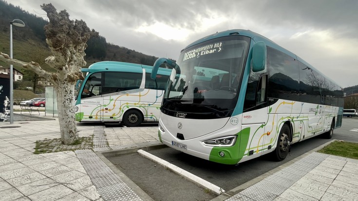 EH Bilduk autobus geltokiaren galdeketan parte hartzera animatzen ditu herritarrak