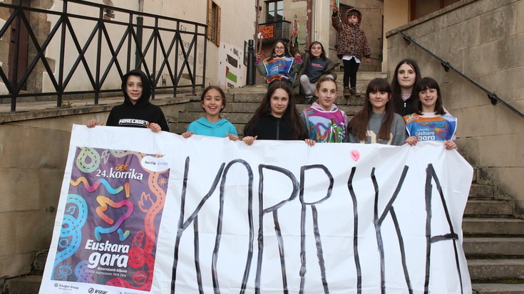Leintz Gatzagako gaztetxoak ere kalera irten dira euskararen alde