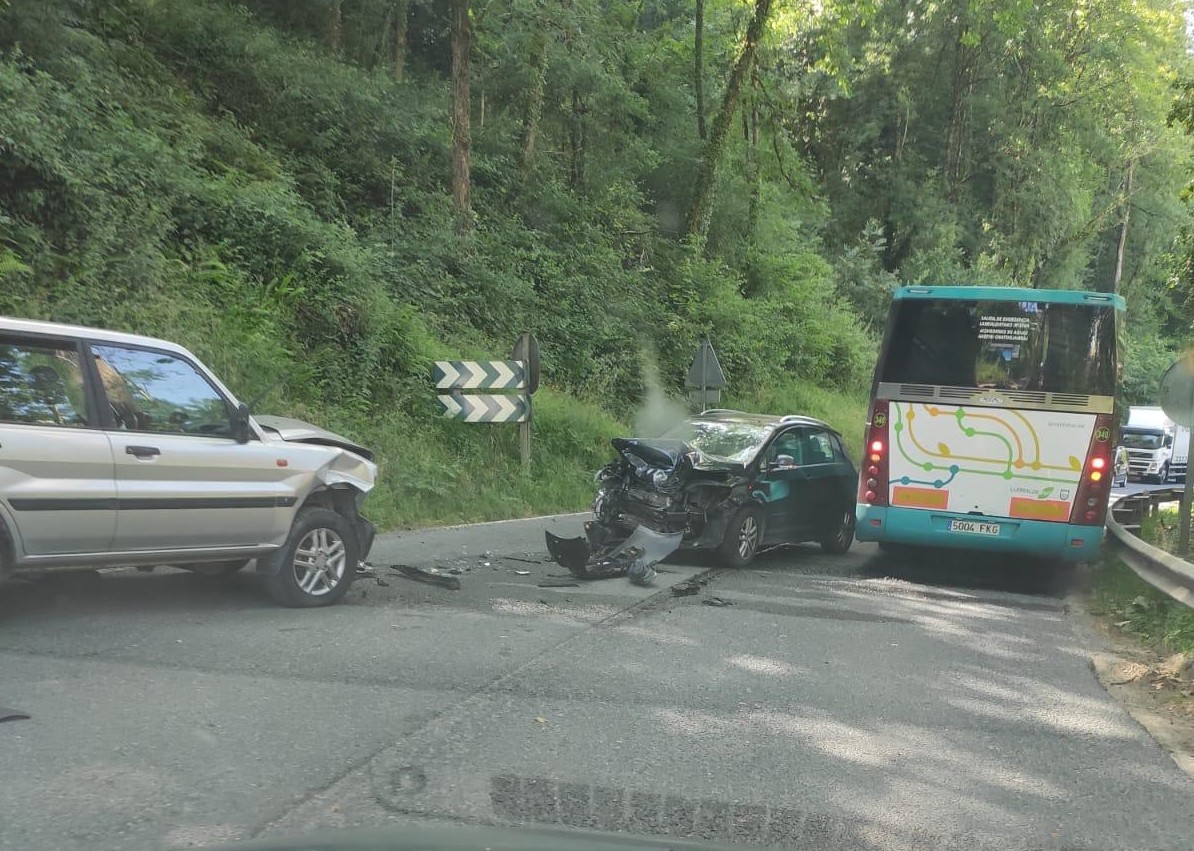 85 urteko gizonezko antzuolar bat hil da auto istripuan