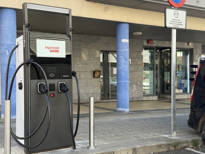 Ibilgailu elektrikoendako karga-puntua jarrita dago, baina ez martxan