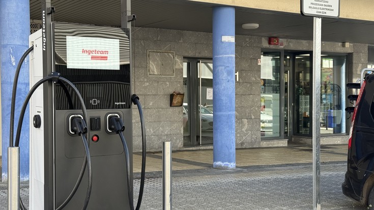 Ibilgailu elektrikoendako karga-puntua jarrita dago, baina ez martxan