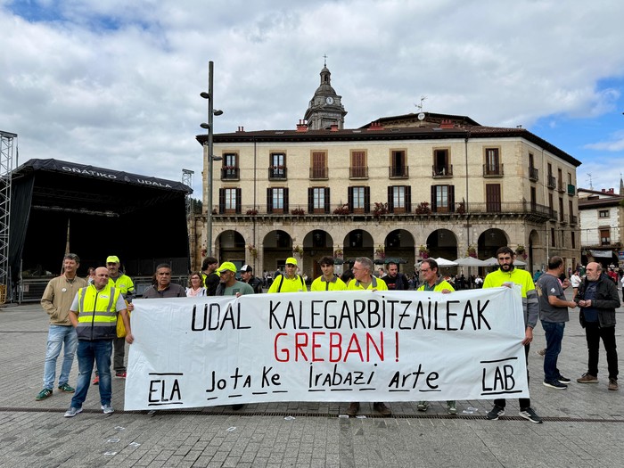 Lantalde bat eratu da kale-garbitzaileen egutegia lantzeko eta gatazka bideratzeko