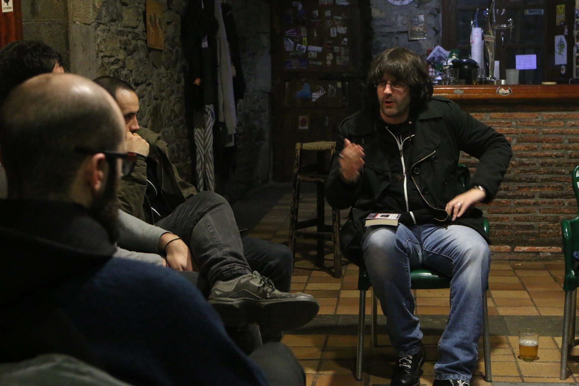 Jon Andoni del Amok 'Party & Borroka' liburua aurkeztu du Bergarako gaztetxean