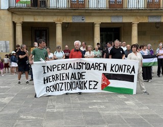 Elgetan elkarretaratzea egin dute bonbardaketaren 89. urteurrenean