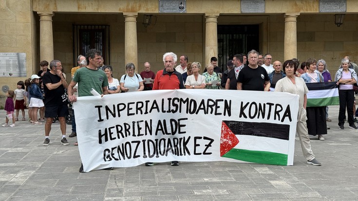 Elgetan elkarretaratzea egin dute bonbardaketaren 89. urteurrenean