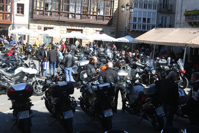 Motorrez bete da Arrasateko Herriko Plaza