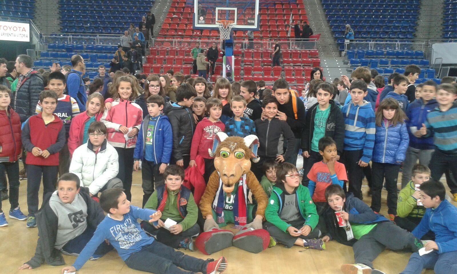 Leintz Eskola Kiroleko 350 lagun baino gehiago joango dira Baskonia ikustera