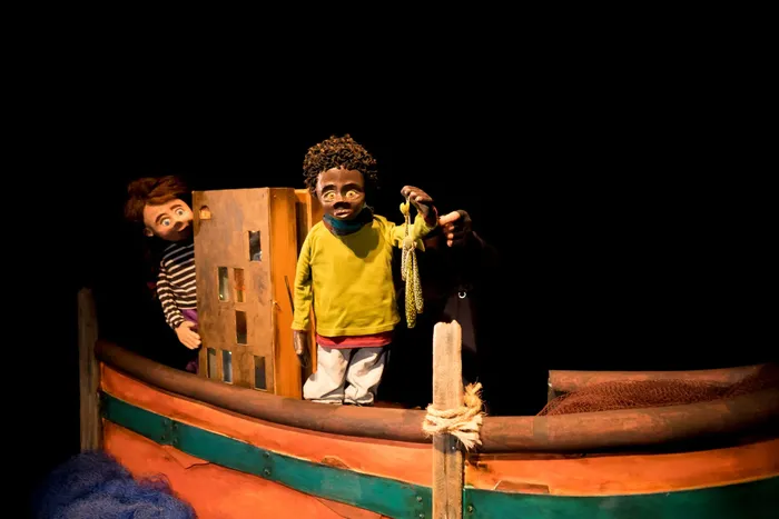 'Gure kanoa' antzezlana domekan eta gurasoentzako eskola martitzenean