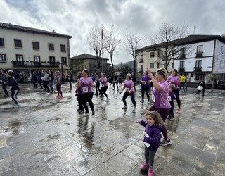Gorputza astinduaz ospatu dute Martxoaren 8a Elgetan
