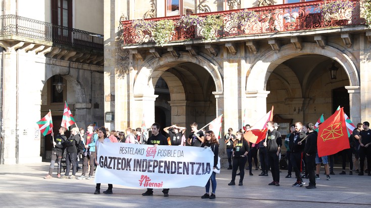 'Ezer ez ospatzeko' lelopean eskualdeko deialdia egin du Ernaik Oñatin