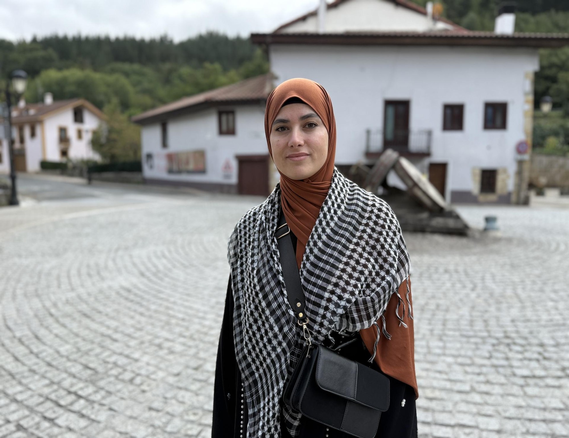 Siham Ayady: "Gizakiak gara, berdinak, eta mundua partekatzen ari gara"