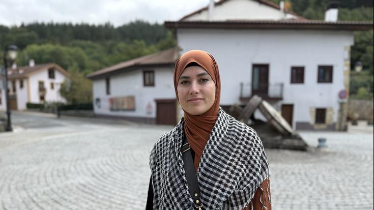 Siham Ayady: "Gizakiak gara, berdinak, eta mundua partekatzen ari gara"
