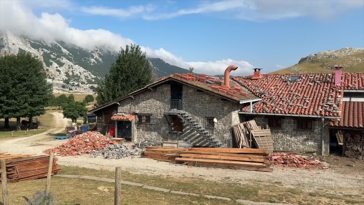 Albisteak: Urbiako fonda berriro irekiko dute, uda bero eta sikua eta Aramaioko jai “arraro eta gogorrak”