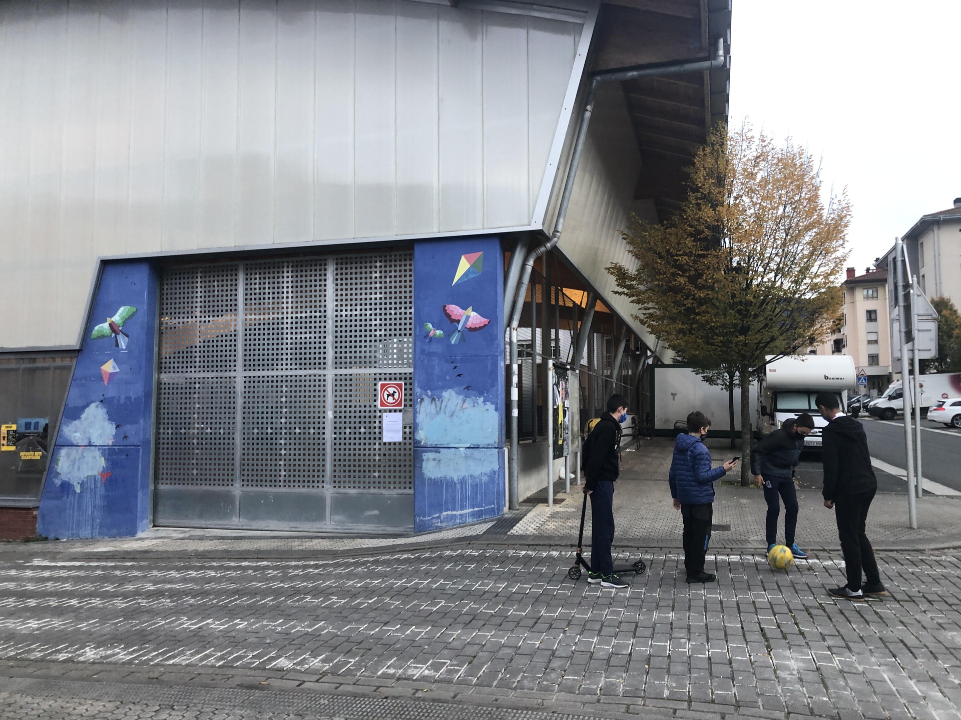 Eskolako patioa aisialdirako berriro irekita