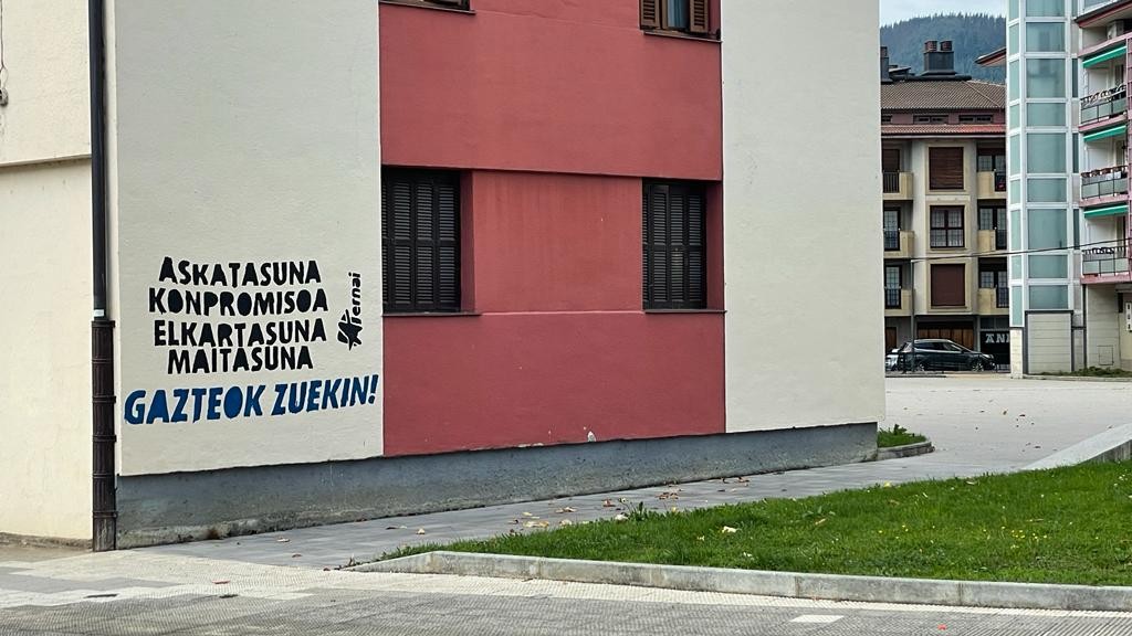 Pintaketa eginda  eraikineko horman