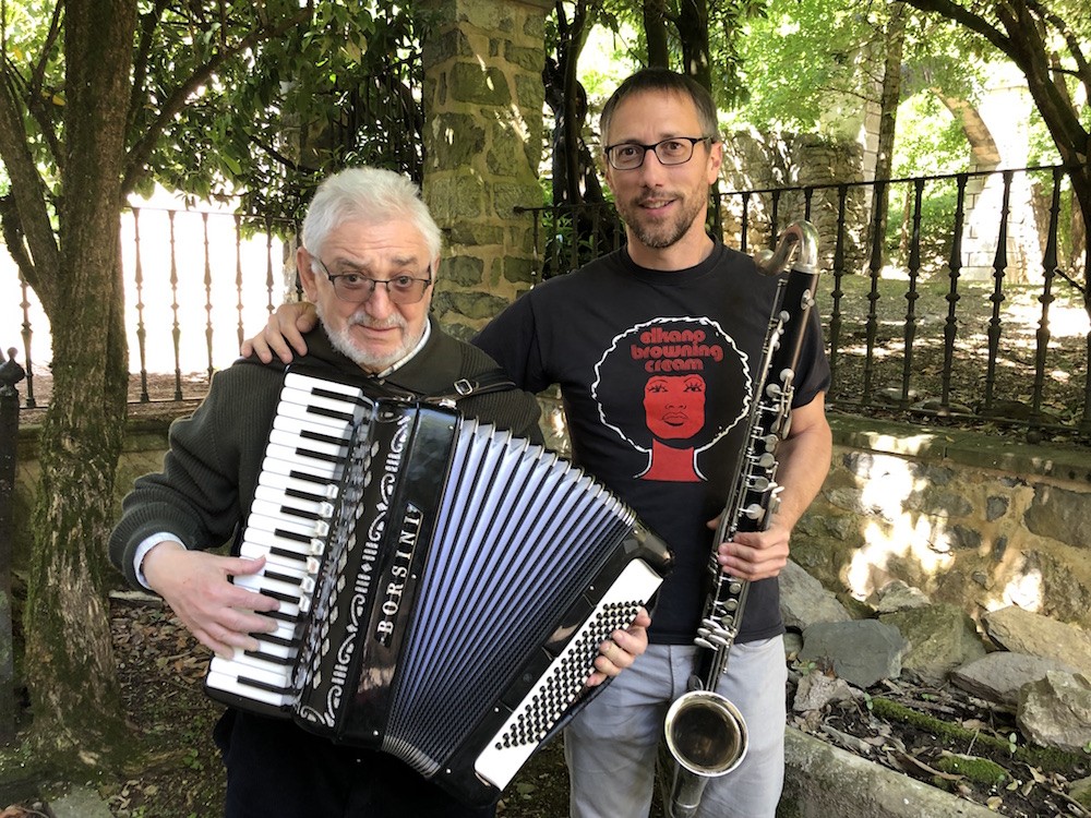 Siriako musikarientzako tresnak biltzen ari dira