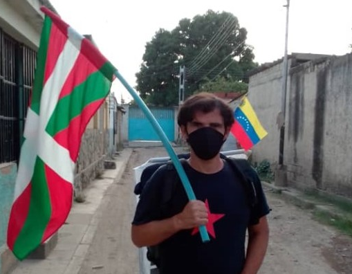 Oinez abiatu da Caracasera Asier Guridi oñatiarra, Patxi Ruiz-en egoera salatzeko