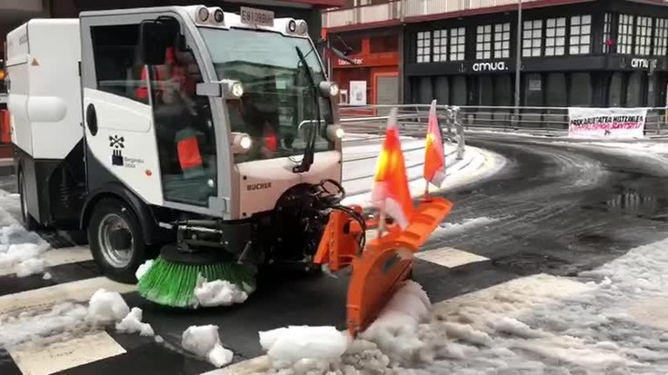 Elurtuta esnatu dira gaur Bergarako kaleak, malutak aurreikuspenak baino beherago erori direnaren seinale