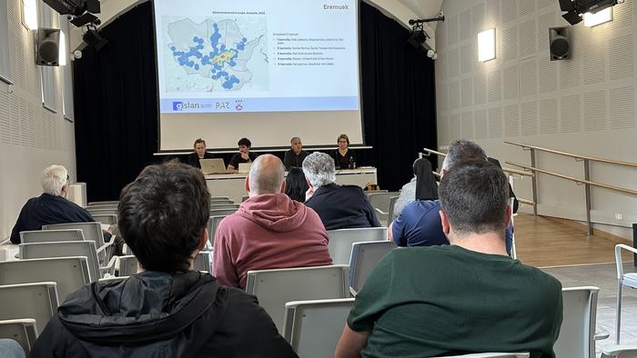 Aurrez aurre azaldu die herritarrei etxebizitza plana Arrasateko Udalak