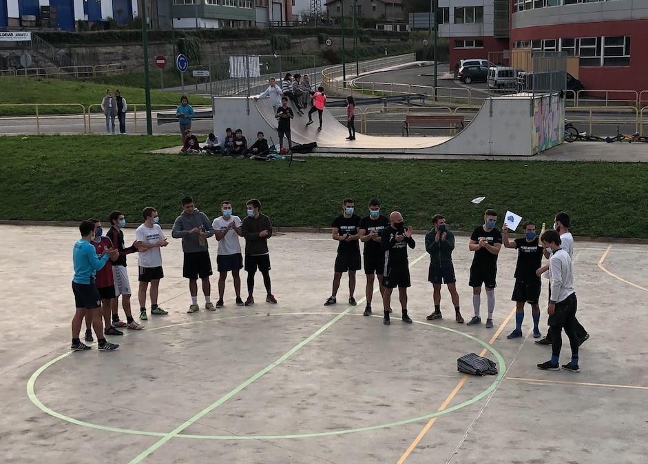 Astuan Villa nagusi areto futbol txapelketan, eta parte hartzerik izan ez zuten neskak minduta