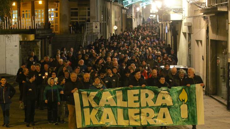 Presoen aldeko ekimenak manifestazio jendetsua egin du Arrasateko kaleetan