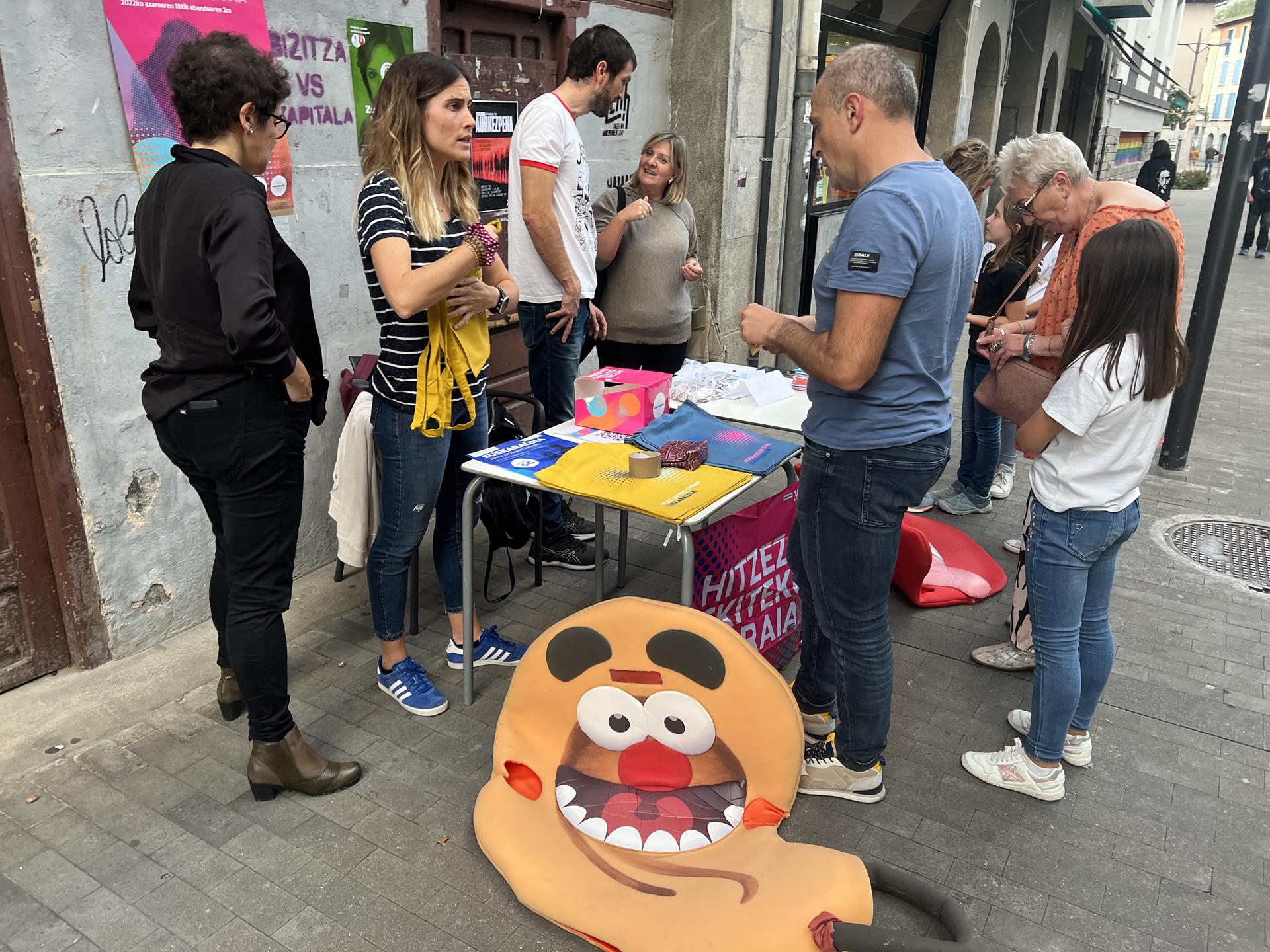 Aretxabaletarrak izena ematera gonbidatu dituzte Euskaraldiko lantaldeko kideek