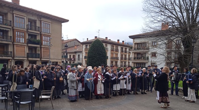 Oñatiko Aloña abesbatza ere batu da santa eskera