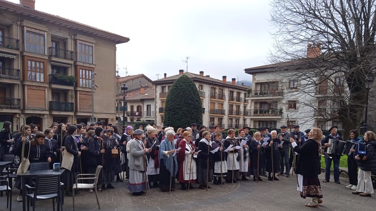 Oñatiko Aloña abesbatza ere batu da santa eskera