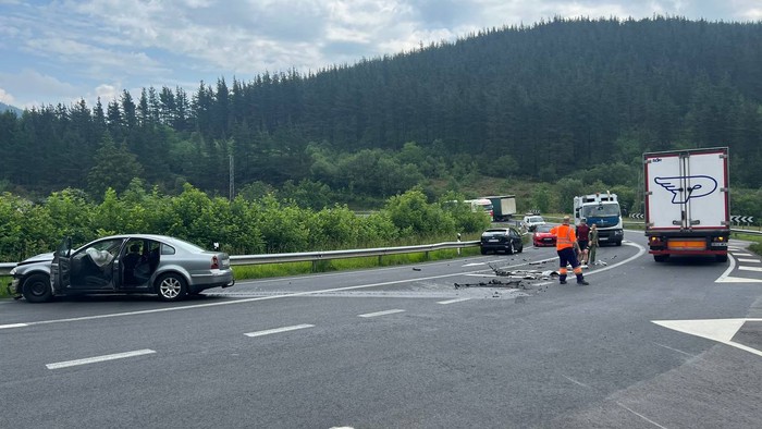 Bi autoren arteko istripua gertatu da Kanpanzarren