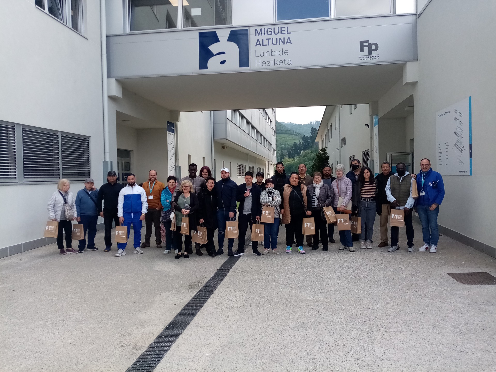 Bidean Heziketa Zentrokoek Miguel Altuna Institutura eta Elikagai Bankura irteera egin dute