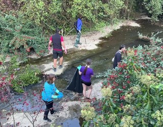 Zaborra kenduta, garbiago geratu dira Debagoieneko errekak