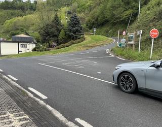 Hastear daude Uzarragarako bidean zebra-bidea eta espaloia egiteko lanak