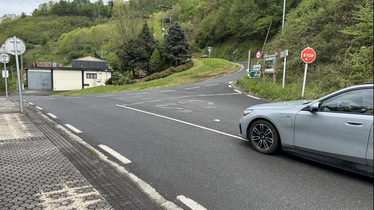 Hastear daude Uzarragarako bidean zebra-bidea eta espaloia egiteko lanak