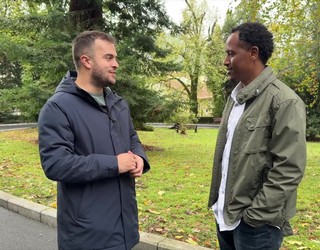 Kanpotik etorritako debagoiendarrekin euskararen inguruan solasean