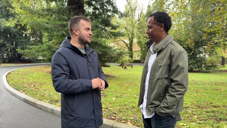 Kanpotik etorritako debagoiendarrekin euskararen inguruan solasean