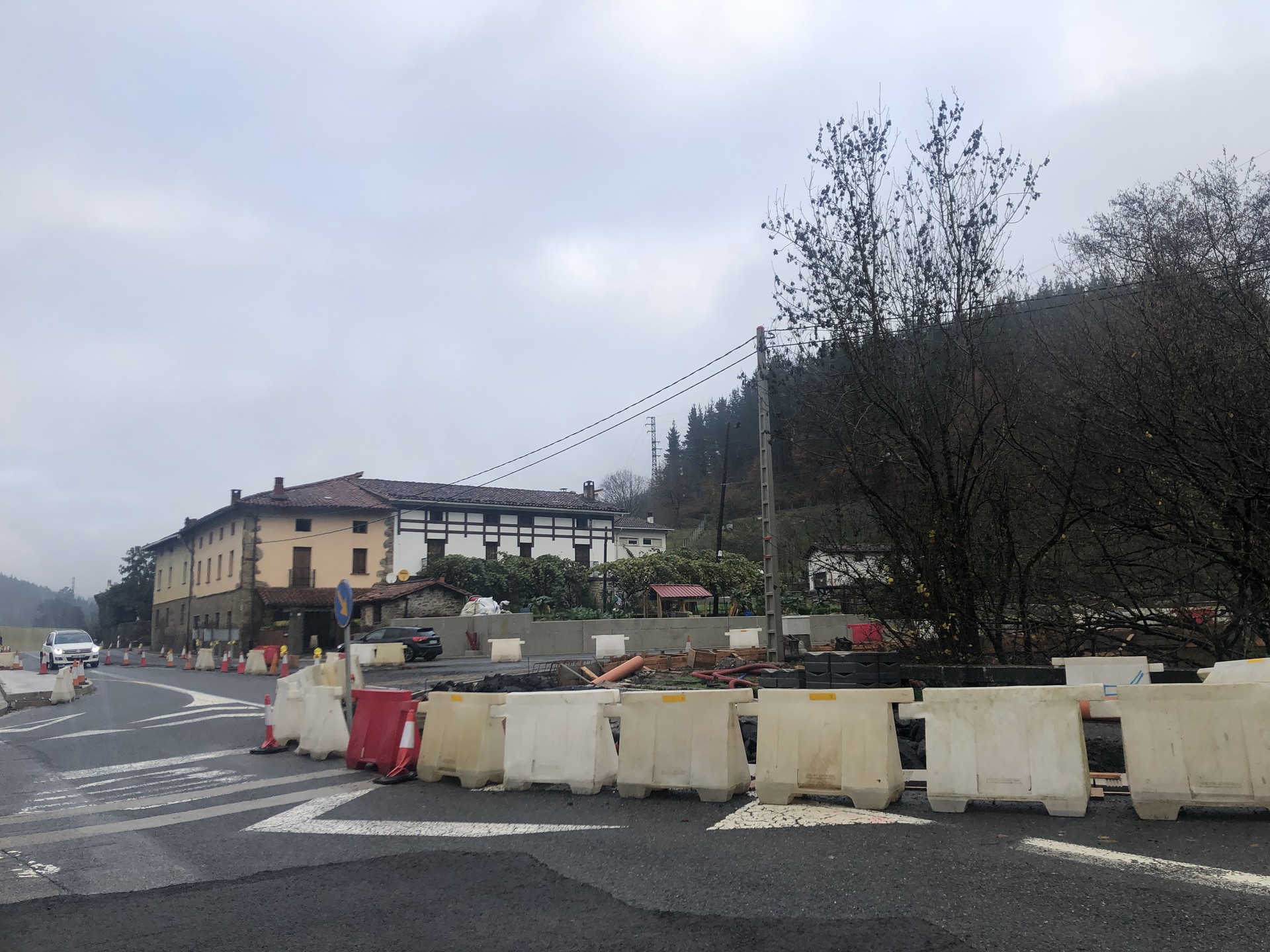 Semaforoak egongo dira bihartik Munazategiko biribilgunean