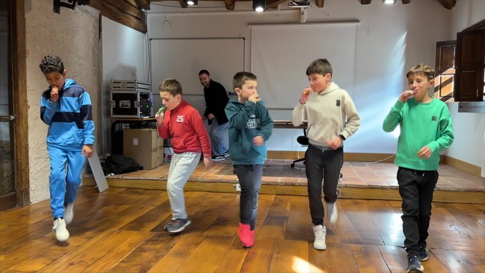Elgetako bi talde zapatuan egingo den Kantari karaoke ikuskizunean