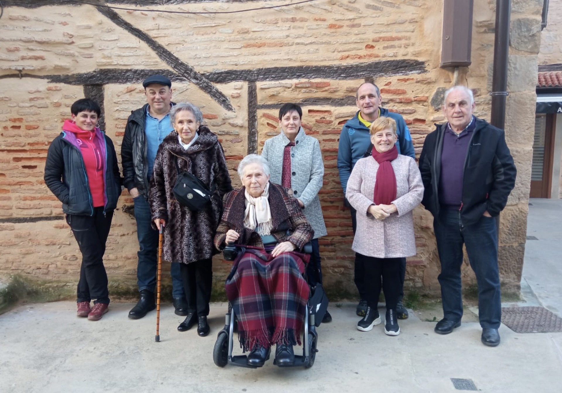 Baldomera Mendizabalek 102 urte bete ditu senideen eta lagunen artean