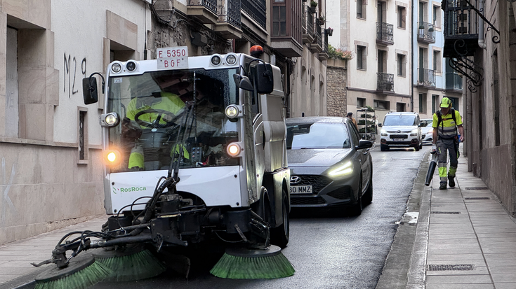 Bertan behera gelditu da kale-garbitzaileen greba mugagabea