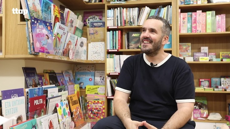 Hasier Larretxea: "Liburu berrian itzal eta argi artean joan naiz aitzineko Hasierrekin solasean"