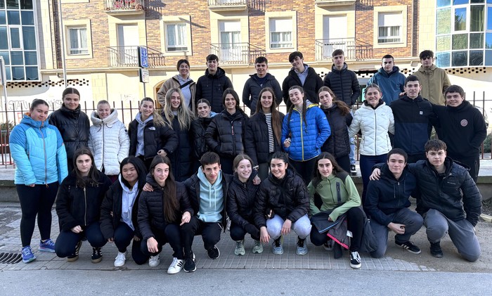 Kintoek, abesbatzakoek eta erretiratuek sano dituzte eztarriak Santa Agedari abesteko